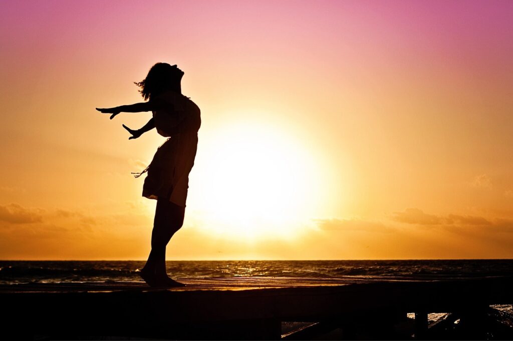 new year background, woman, nature, silhouette, sunset, beach, sea, ocean, horizon, sunrise, dawn, dusk, backlighting, woman silhouettes, happiness, freedom, joy-570883.jpg